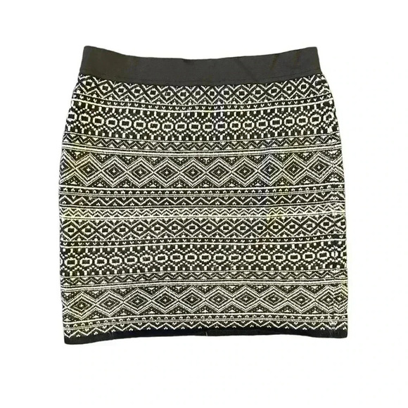 Joe Fresh Women’s Skirt Size Small Black White Patterned Casual Mini - Picture 2 of 4